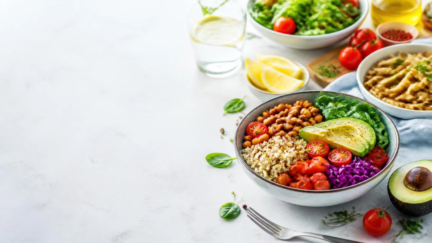 Bunte Bowl mit Kichererbsen, Avocado, Quinoa und Rotkohl